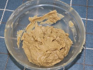 8、红茶燕麦椰丝球,用切拌的方式拌均匀至无干粉状