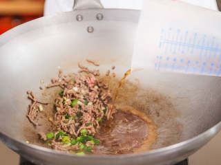 2、麻婆豆腐,在煎锅中开中高火热油,加入猪肉末,炒至变色。依次加入豆瓣酱,豆豉,青葱,生姜,蒜和老抽。再加入料酒,防止粘锅。