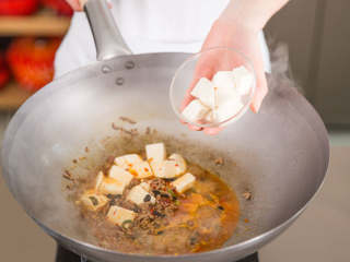 3、麻婆豆腐,水和嫩豆腐放入炒锅,加入盐和糖,将整锅食材炖煮约3分钟。玉米淀粉中掺少量水,形成芡汁。将芡汁倒入煎锅,令其充分吸收。