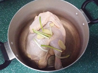 2、口水鸡,葱姜、鸡子洗净后放入锅中