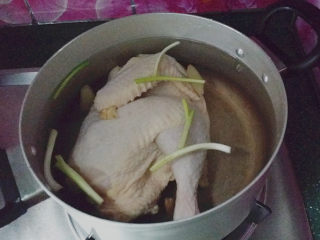 3、口水鸡,加入适量清水加盖大火