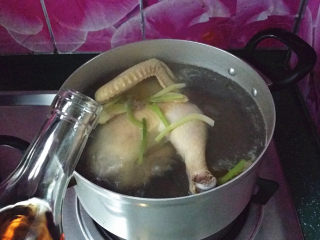 4、口水鸡,煮开滴入适量料酒