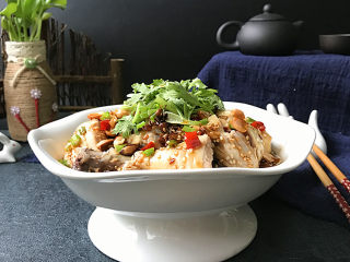 10、口水鸡,将鸡肉斩块放入盘中，倒上浇汁