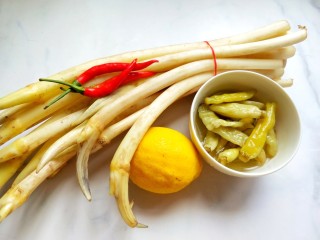 3、柠檬泡椒藕带,准备食材。