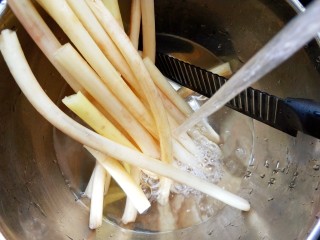 4、柠檬泡椒藕带,藕带泡入水中，洗净，柠檬用盐搓洗干净。