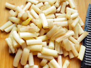 5、柠檬泡椒藕带,藕带切段。
