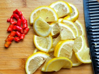 6、柠檬泡椒藕带,柠檬切片，小米椒切圈。