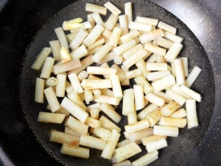 7、柠檬泡椒藕带,锅内放清水，烧开后放入藕带，焯水两分钟捞出。