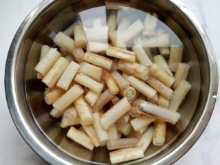 8、柠檬泡椒藕带,放入凉开水中浸泡。