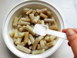 9、柠檬泡椒藕带,放盐。