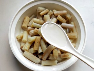 10、柠檬泡椒藕带,五勺白醋。