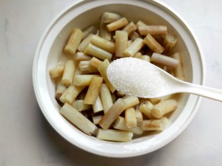 11、柠檬泡椒藕带,一勺白糖。