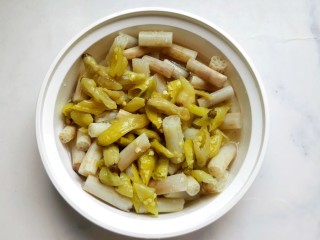 12、柠檬泡椒藕带,放入泡椒，连泡椒水一起倒进去。