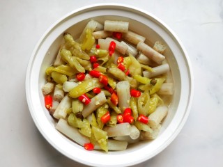 13、柠檬泡椒藕带,放入小米椒。