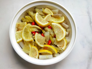 14、柠檬泡椒藕带,放入柠檬片，盖上盖子，放冰箱冷藏四小时。