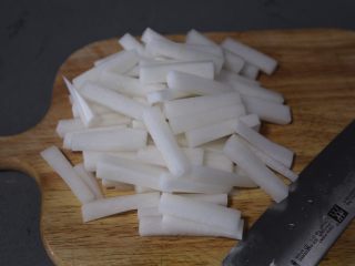 2、自制泡菜,白萝卜去皮切成条