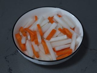 4、自制泡菜,放入一个大碗中