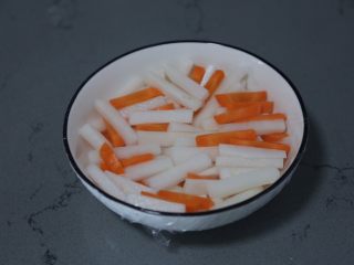 7、自制泡菜,盖上保鲜膜，放冰箱腌制2小时