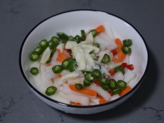 13、自制泡菜,加入白醋、白糖和少许盐