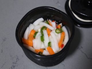 18、自制泡菜,第二天取出，可以看到腌出的泡菜汁已经快没过表面了