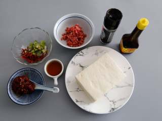 1、麻婆豆腐,准备好所需要的食材。