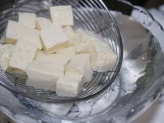 6、麻婆豆腐,放入凉水中降温。