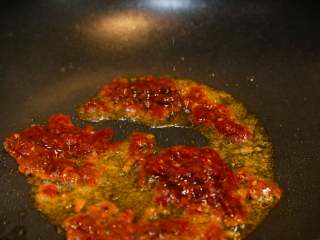 8、麻婆豆腐,豆瓣酱炒出红油。