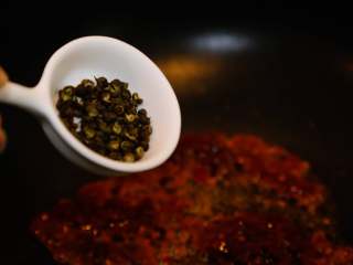 9、麻婆豆腐,放入花椒。