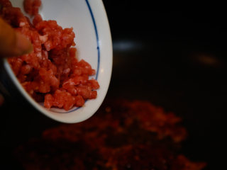 10、麻婆豆腐,放入猪肉末。