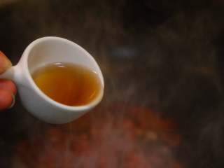 11、麻婆豆腐,放入料酒,炒到肉变色熟透。