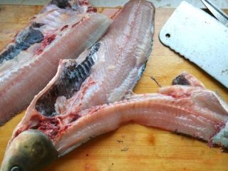 1、家常酸菜鱼,草鱼刮鳞，去内脏，洗净，剁去头部