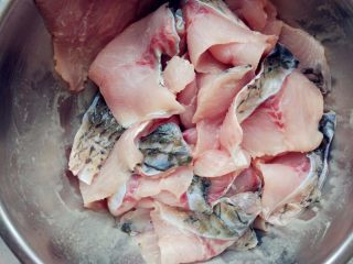 3、家常酸菜鱼,加料酒，淀粉，白胡椒粉和少许盐抓匀，腌制15分钟。同时将四川泡菜切细丝，挤去汁液。野山椒切段，备用