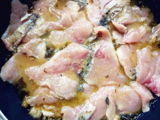 6、家常酸菜鱼,下腌制好的鱼片。我用的全是鱼片，如果是整条鱼，要先下鱼骨鱼头等难熟的部位，熬至九成熟再下鱼片，不然鱼片太老就不好吃了。另外鱼头多熬一会儿更鲜