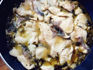 7、家常酸菜鱼,煮两三分钟，鱼片熟透即可