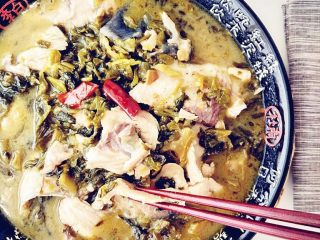 10、家常酸菜鱼,用少许热油淋在蒜片上，味道更香。