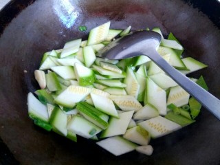 8、西葫芦木耳炒鸡蛋,放入西葫芦翻炒