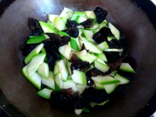 10、西葫芦木耳炒鸡蛋,放入木耳翻炒