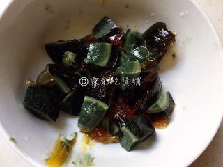 2、上汤豌豆苗,皮蛋切小块。