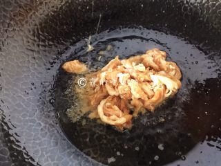 3、上汤豌豆苗,肉丝先用料酒、淀粉腌制一下，随后油锅里煸炒后盛出。