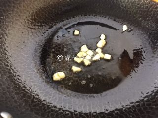 4、上汤豌豆苗,锅洗净，蒜剁碎后，入锅爆香。