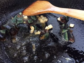 5、上汤豌豆苗,随后加入皮蛋一起煸炒。