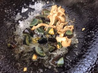 6、上汤豌豆苗,再加入肉丝。