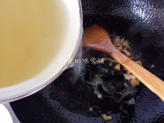 7、上汤豌豆苗,随后，高汤倒入（没高汤就用清水），盖上锅盖煮至水开。