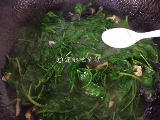 9、上汤豌豆苗,菜烫熟，加盐，关火（这里动作要快些，时间一长，绿叶菜就会变黄）。