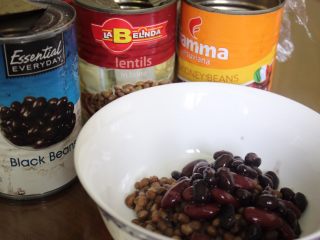 4、健康素食汉堡,把扁豆,黑豆和红腰豆准备好(不用用这些,可以用别的代替)