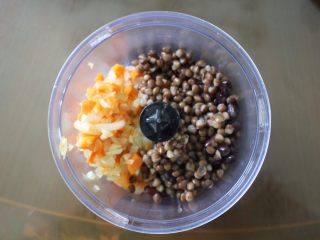 5、健康素食汉堡,把这些放到搅拌机里