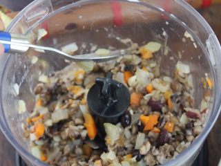 6、健康素食汉堡,搅拌,常常用一个勺子把旁边的刮下去