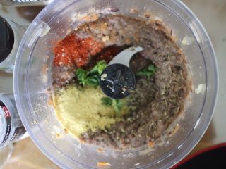 9、健康素食汉堡,加上盐,香菜和你喜欢的香料,我推荐一点红料椒粉,营养酵母粉,胡椒粉,姜粉和小茴香