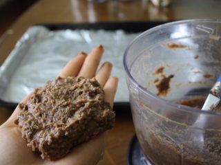 10、健康素食汉堡,搅拌后,把半个拿出来弄成一个圆圈的形状