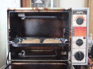 12、健康素食汉堡,放到200度的烤箱里烤13-15分钟